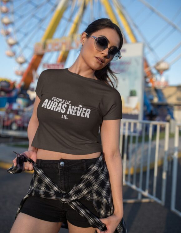 AURAS NEVER LIE TYPOGRAPHY CROP T-SHIRT - Image 3